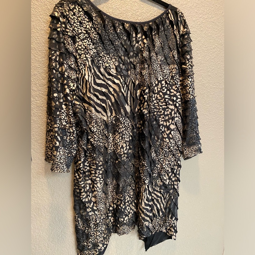 Notations women’s plus size asymmetrical top. Black and tan animal print. - Picture 3 of 4